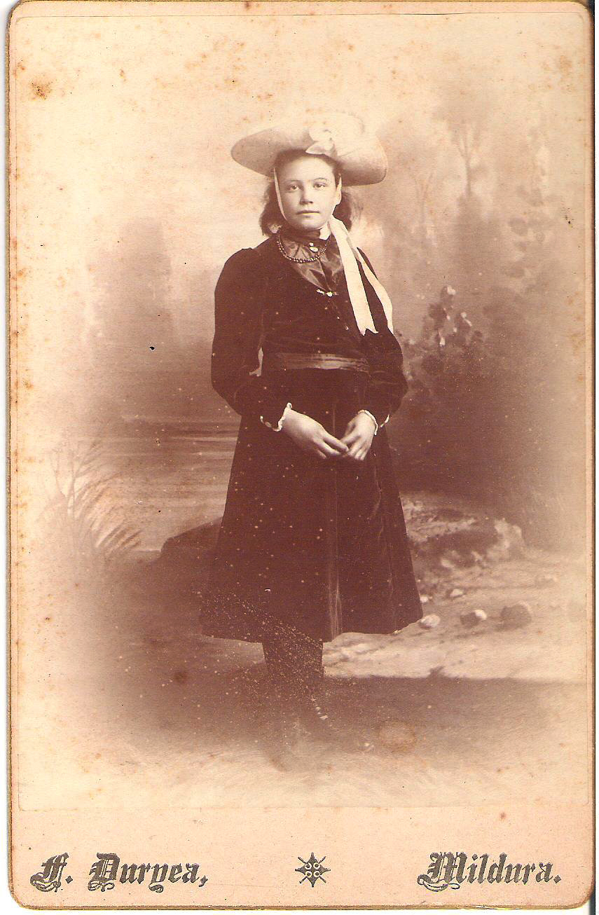 Photo of photos/Ruby Millicent McLennan 1890-1973 portrait
